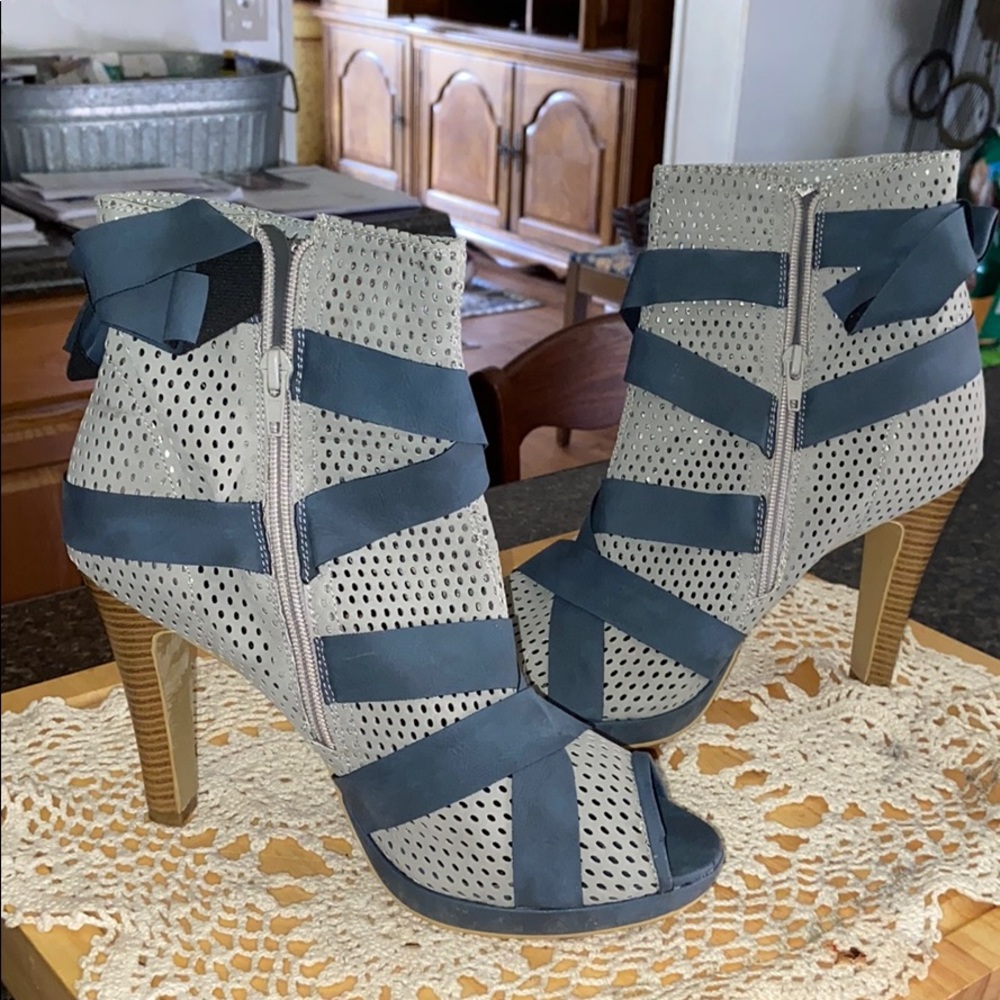 Edgy heel boot 👢